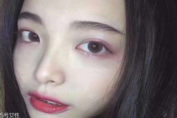 日拋美瞳每天能戴多長(zhǎng)時(shí)間 美瞳戴多久需要摘下來