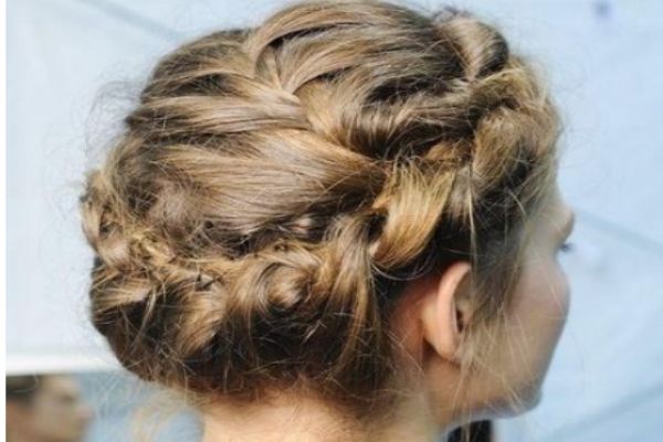 扎什么頭發(fā)顯氣質 顯氣質的扎發(fā)型女