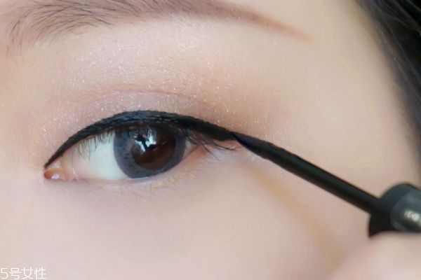 眼線應(yīng)該怎么畫 彩妝菜鳥(niǎo)如何畫眼線