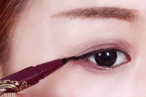眼線應(yīng)該怎么畫 彩妝菜鳥(niǎo)如何畫眼線