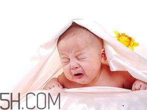 新生兒吐奶情況什么時候會沒有？寶寶吐奶了怎么辦？