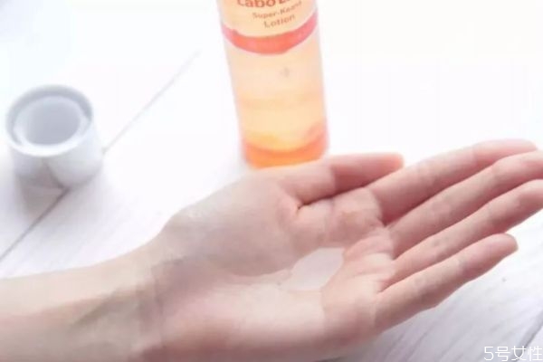 城野醫(yī)生毛孔收斂水可以當爽膚水用嗎 城野醫(yī)生水使用