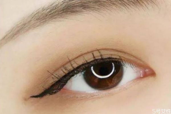 洗眼線(xiàn)睫毛變白怎么辦 洗眼線(xiàn)的危害