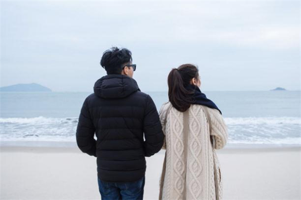 前夫?qū)η捌藿^情的表現(xiàn) 前夫?yàn)槭裁磳η捌藿^情