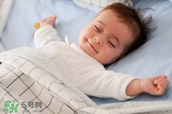 寶寶睡覺(jué)為什么會(huì)笑？寶寶睡覺(jué)笑出聲是做夢(mèng)了嗎？