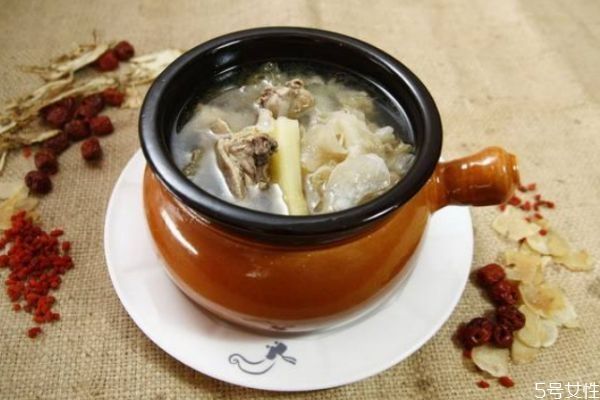 板栗煲什么湯比較好喝 板栗煲湯的做法大全