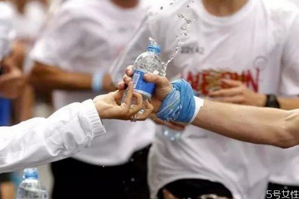 運(yùn)動后可以馬上喝水嗎 運(yùn)動后什么時(shí)候可以喝水