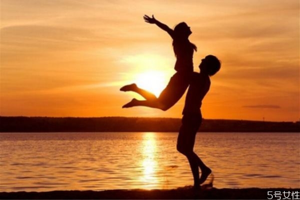 為什么男朋友不想結(jié)婚 男人婚前焦慮是因?yàn)槭裁?>
<strong>為什么男朋友不想結(jié)婚 男人婚前焦慮是因?yàn)槭裁?/strong>
</a>
<p>如果你們兩的感情已經(jīng)很深了，在你想要穩(wěn)定下來(lái)的時(shí)候，你的男朋友卻不想結(jié)婚，首先要問(wèn)清楚原因，再?zèng)Q定你們的這段愛(ài)情是否該堅(jiān)持下去。</p>
</li>
<li>
<a href=