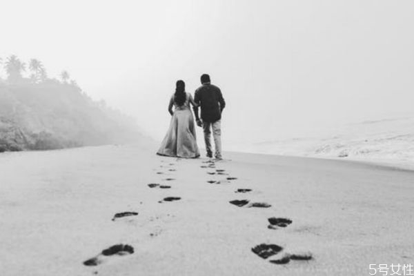 快結(jié)婚的時(shí)候不想結(jié)婚了該怎么辦 婚前焦慮是因?yàn)椴粣?ài)嗎