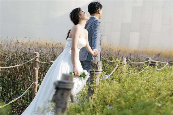 悶騷男喜歡一個(gè)人會主動嗎 悶騷男喜歡一個(gè)人會躲著嗎