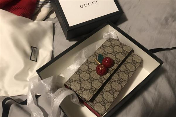 gucci專(zhuān)柜可以驗(yàn)貨嗎 gucci官網(wǎng)和專(zhuān)柜有什么區(qū)別