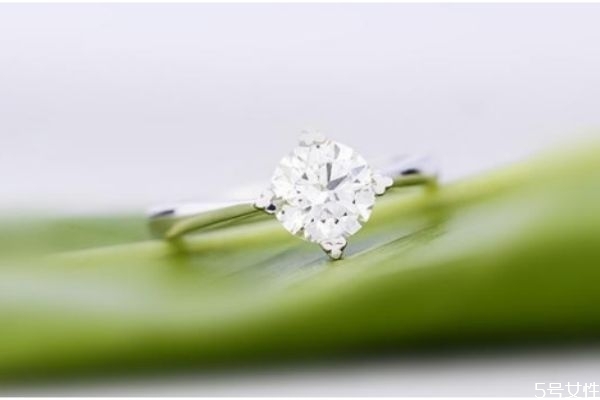 訂婚戒指一般多少價(jià)位 訂婚戒指買(mǎi)多少錢(qián)合適