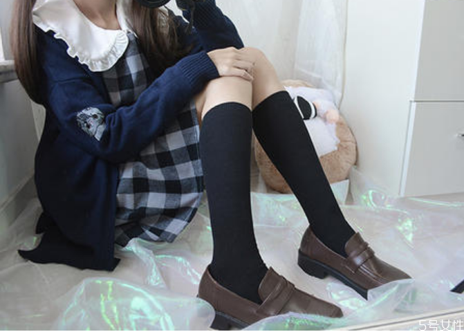 哪個長度的jk襪顯腿細(xì) 小腿粗的女生穿jk制服時適合哪種襪子