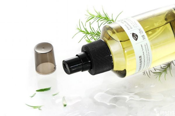 純露放冰箱后再拿出來用不會(huì)變質(zhì)嗎 純露過期了還能用嗎