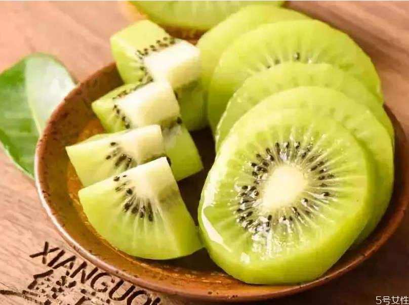 獼猴桃沒(méi)熟切開(kāi)了怎么辦 獼猴桃沒(méi)熟吃了會(huì)怎樣