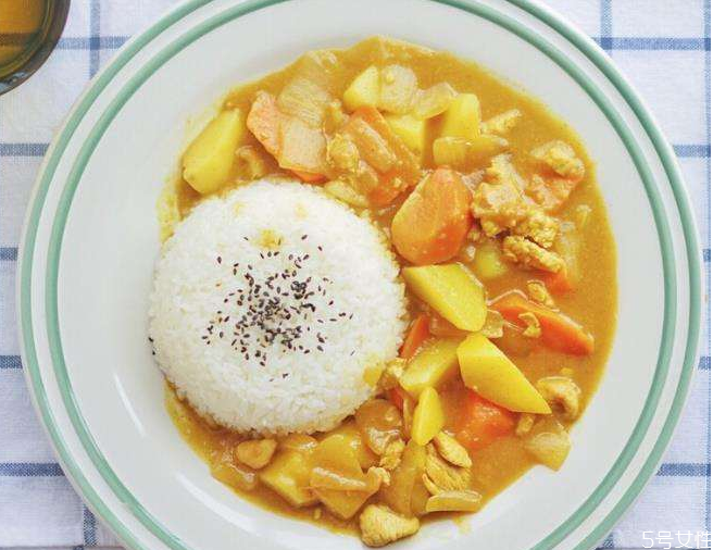 咖喱飯放鹽嗎 家?？о埖淖龇?></p><h3>家?？о埖淖龇?/h3><p>1.豬肉切丁，土豆，胡蘿卜，番茄切塊，洋蔥一半切條，一半切塊，鍋里融化黃油，倒入洋蔥條，加入蜂蜜，小火炒至洋蔥變軟。<br/></p><p>2.另起一個鍋，倒入油，油熱之后，放入蒜炒香，再加入豬肉，炒至變色，放入洋蔥條，番茄，清水，香葉，大火煮開后轉(zhuǎn)小火煮30分鐘。</p><p>3.將洋蔥塊，胡蘿卜塊，土豆塊放入鍋中，加入生姜汁后攪拌一下，等土豆和胡蘿卜變軟后就可以了。</p><p>4.關(guān)火后將咖喱塊放進鍋里，溶化后小火燉煮到濃稠狀，加入黃油和生抽，攪拌均勻，關(guān)火即可。</p><p style=
