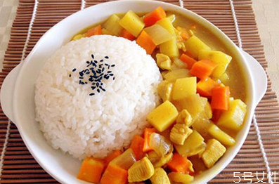 咖喱飯放鹽嗎 家?？о埖淖龇?></p><h3>咖喱飯熱量高不高?</h3><p>咖喱飯的熱量(以100克可食部分計)是225大卡(941千焦)，單位熱量適中。每100克咖喱飯的熱量約占中國營養(yǎng)學(xué)會推薦的普通成年人保持健康每天所需攝入總熱量的10%。</p><p style=