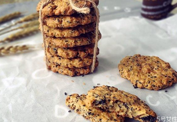 燕麥餅干最簡(jiǎn)單的做法 燕麥餅干烤箱做法竅門(mén)