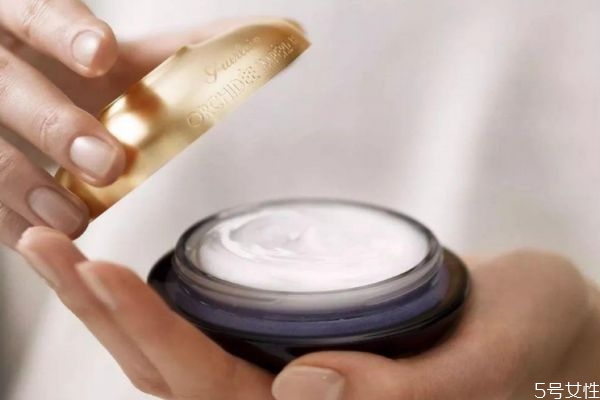 面霜搓泥還能繼續(xù)用嗎 護(hù)膚品搓泥是不吸收嗎