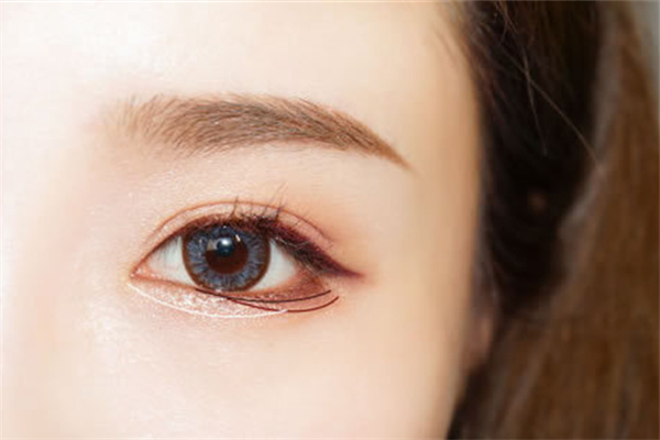 畫(huà)完眼線(xiàn)用什么定妝 畫(huà)完眼線(xiàn)眼睛不舒服怎么辦