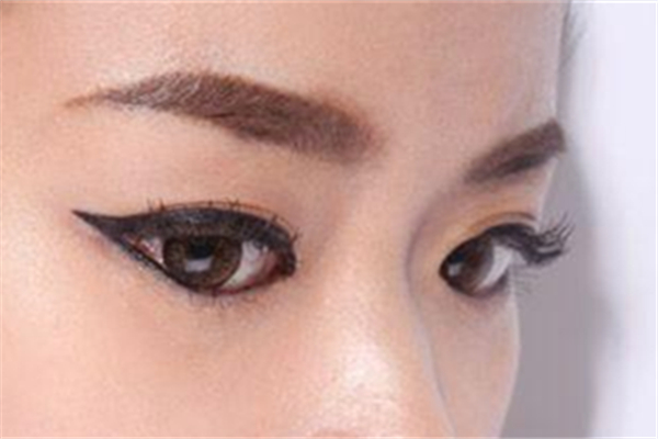 畫(huà)完眼線(xiàn)用什么定妝 畫(huà)完眼線(xiàn)眼睛不舒服怎么辦