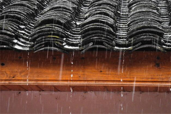 梅雨季節(jié)要開空調除濕有用嗎 梅雨季節(jié)開空調還要開加濕器嗎