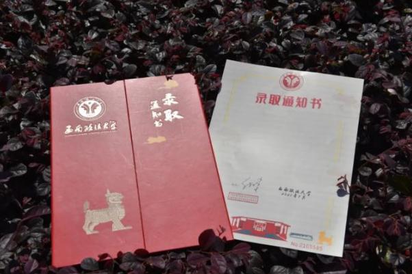 高校1.6米長(zhǎng)卷軸式錄取通知書 寓意展開新的人生