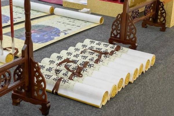 高校1.6米長(zhǎng)卷軸式錄取通知書 寓意展開新的人生