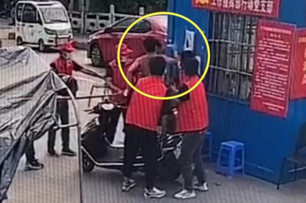 警方通報男子闖卡與志愿者發(fā)生沖突 防疫卡點(diǎn)主要負(fù)責(zé)什么