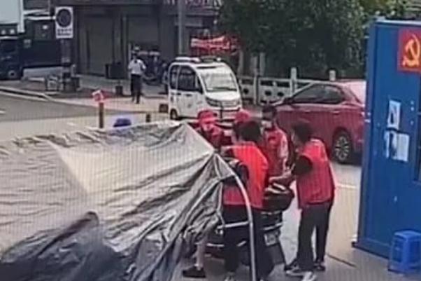 警方通報男子闖卡與志愿者發(fā)生沖突 防疫卡點(diǎn)主要負(fù)責(zé)什么