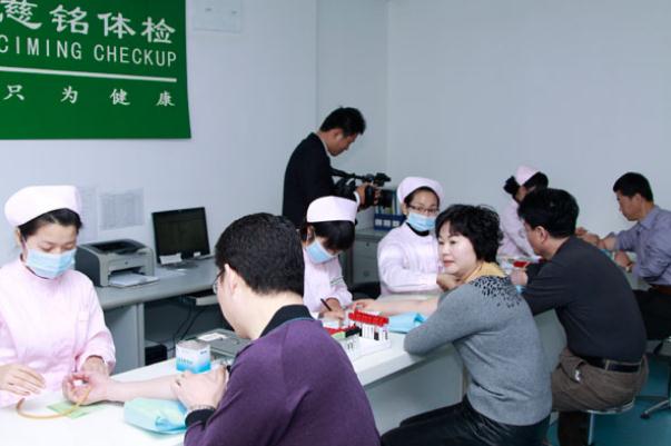 體檢的目的和意義 體檢可以用醫(yī)?？▎?></p><h3>體檢可以用醫(yī)保卡嗎</h3><p>醫(yī)?？▋?nèi)的錢主要針對(duì)的是門診的檢查和用藥，所以是可以使用的。但是沒有什么優(yōu)惠。個(gè)人體檢時(shí)，只要醫(yī)保卡內(nèi)的錢夠用的話，是可以劃卡使用的。如果卡內(nèi)的錢不夠，就需要自己交現(xiàn)錢了。需要看當(dāng)?shù)厥∈械尼t(yī)保政策是否將健康體檢納入醫(yī)保、以及該醫(yī)院是否納入體檢定點(diǎn)醫(yī)保單位。隨著醫(yī)保個(gè)人賬戶資金的逐漸放開，醫(yī)保個(gè)人賬戶可以支付在醫(yī)療機(jī)構(gòu)發(fā)生的費(fèi)用，比如體檢、配眼鏡、口腔等與醫(yī)療行為有關(guān)的費(fèi)用，甚至可以用于家庭人員購(gòu)買醫(yī)保的費(fèi)用或授權(quán)給家人使用，還可以用于支付商業(yè)險(xiǎn)的費(fèi)用等，不過具體的要以參保地為準(zhǔn)。一般綜合性醫(yī)院都設(shè)有體檢部或者體檢中心，體檢的項(xiàng)目可以選擇套餐，具體可以咨詢當(dāng)?shù)鼐C合性醫(yī)院的體檢部，一般如是當(dāng)?shù)囟c(diǎn)醫(yī)保單位，應(yīng)該可以的。</p><p style=