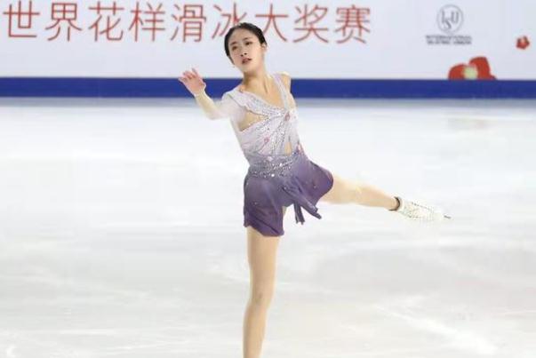 滑冰是奧運(yùn)會(huì)項(xiàng)目嗎 陳虹伊什剎?；懒?></p><h3>滑冰是哪個(gè)國(guó)家發(fā)明的</h3><p>輪式溜冰的歷史大概始于18世紀(jì)，比冰上溜冰的歷史年輕很多。第一雙輪式溜冰鞋出現(xiàn)在1760年。1863年，美國(guó)紐約的普林普頓發(fā)明了四輪溜冰鞋，使輪式溜冰運(yùn)動(dòng)真正風(fēng)行起來(lái)。冰上溜冰大約在兩千年前起源于北歐斯堪的納維亞半島冰凍的河川或湖泊上，當(dāng)?shù)氐娜税褎?dòng)物骨骼磨平，把其中較小的用皮帶綁在腳上滑行，而把較大的做成雪橇來(lái)滑雪。現(xiàn)在流行的溜冰鞋是1870年由美國(guó)著名的花式溜冰家海恩斯發(fā)明的。這種不銹鋼冰刀一出現(xiàn)，使溜冰者更能隨心所欲地表現(xiàn)，花式溜冰的技巧也就越來(lái)越復(fù)雜，溜冰俱樂(lè)部也如雨后春筍般地出現(xiàn)。同時(shí)，這種溜冰鞋減少了鞋底在冰上的磨擦，因而速度溜冰也隨之興起。第一個(gè)以運(yùn)動(dòng)娛樂(lè)為主要目的的溜冰俱樂(lè)部1742年在蘇格蘭愛(ài)丁堡成立。</p><p style=