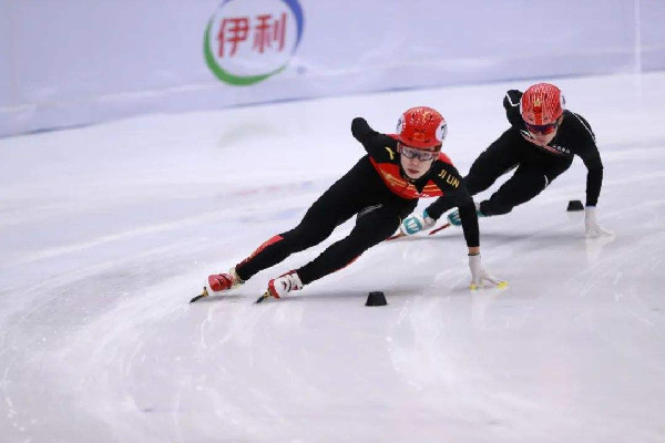 短道3000米接力中國女隊摘銅 中國短道速滑姑娘們跳上領獎臺