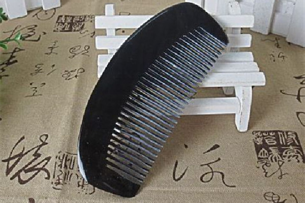 牛角梳會(huì)不會(huì)摔斷 牛角梳有裂紋屬于正?，F(xiàn)象嗎