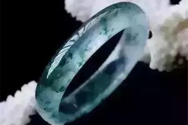 玻璃種翡翠可以佩戴嗎 玻璃種翡翠買(mǎi)回來(lái)怎么處理
