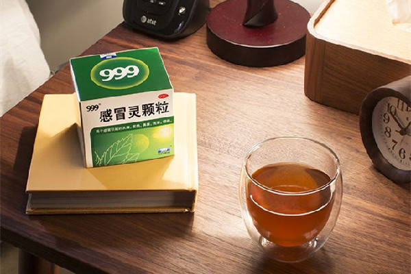 999感冒靈顆粒和布洛芬能一起吃嗎 999感冒靈顆?？梢院桶⒛髁帜z囊一起吃嗎