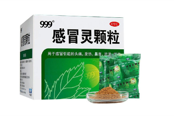 999感冒靈顆粒什么時候吃比較好 999感冒靈顆?？梢钥崭购葐?></p><h3>999感冒靈顆粒適合小孩吃嗎</h3><p>999感冒靈顆粒小兒劑型的小孩子可以吃，大人劑型小孩子不能夠服用。它是一種復(fù)合制劑，里面含有很多的西藥成分和中藥成分。對于感冒引起的頭痛、發(fā)熱、流涕、鼻塞、咽喉腫痛癥狀有不錯的緩解的功效，主要有解熱鎮(zhèn)痛的功能。部分的小孩服用之后，會出現(xiàn)不良反應(yīng)，比如有蕁麻疹、藥物熱，甚至出現(xiàn)有乏力、口渴等癥狀。如果長期服用，可能會影響到肝腎功能。一般小孩子應(yīng)該服用專用的小兒劑型的999感冒顆粒。</p><p style=