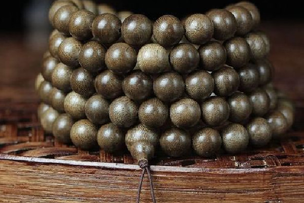 沉香手串怎么分辨真假 沉香手串怎么看品質