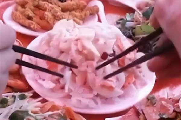 眾人戶外吃席8個涼菜被凍成“硬菜” 涼菜是哪里的特色