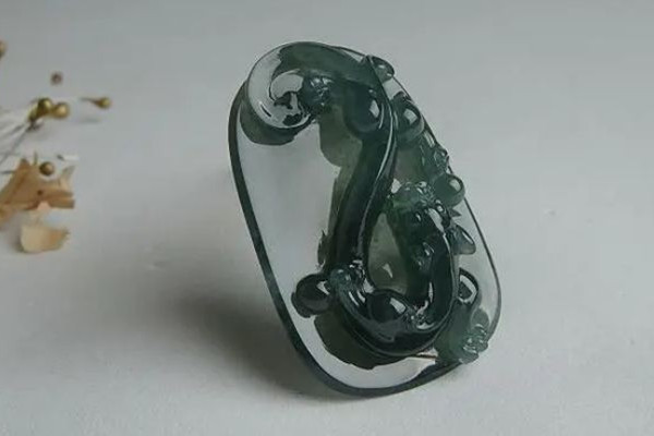 藍(lán)水翡翠有點雪花棉好不好 藍(lán)水翡翠會越戴越透嗎