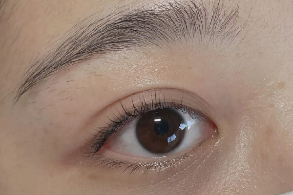 女生用發(fā)卡燙睫毛眼球燙個(gè)泡 燙睫毛對睫毛傷害大嗎